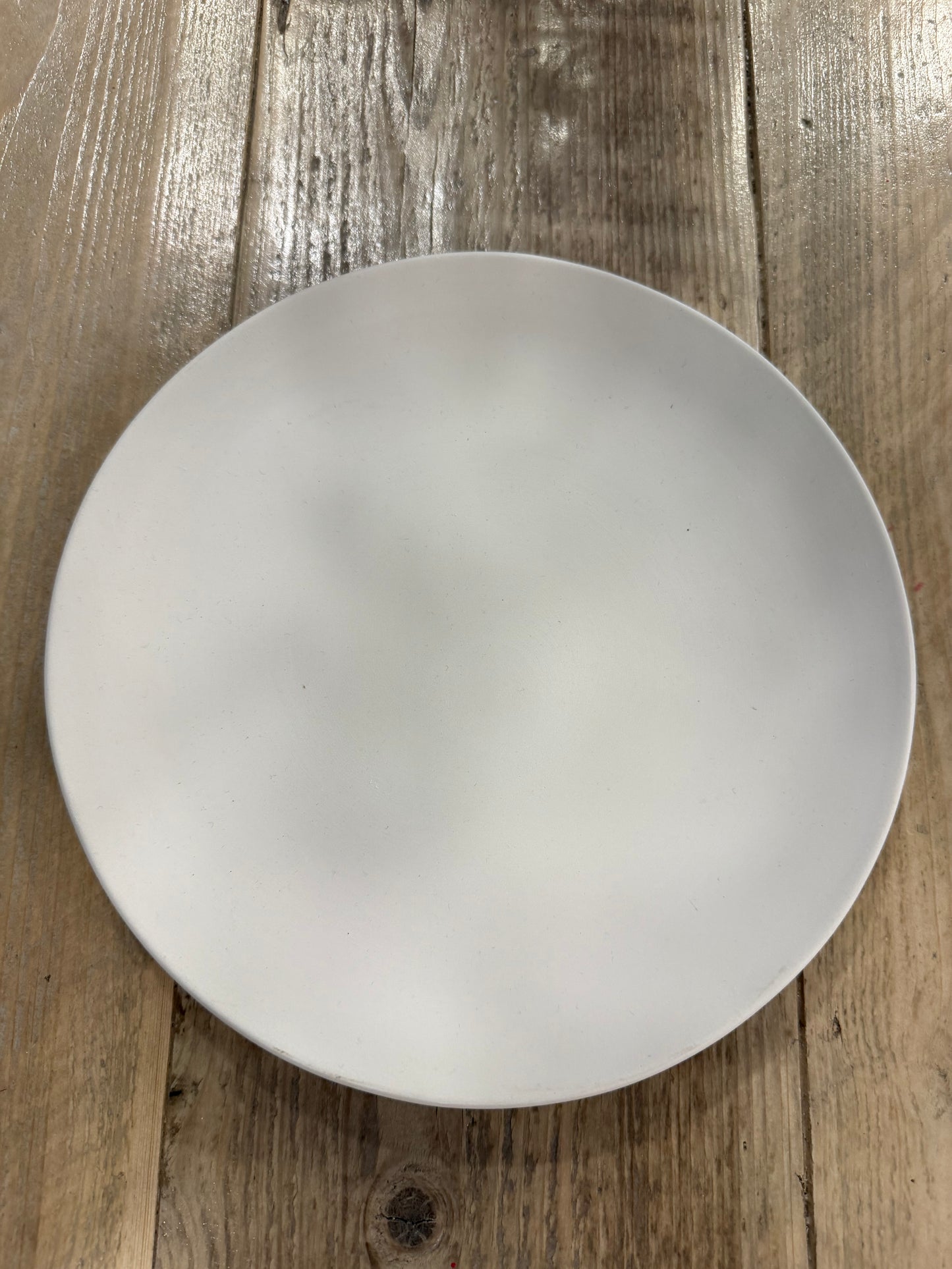 Plato de cerámica biscocho liso 25 cm sin pintar, listo para personalizar en COCOART Studio Torrelodones