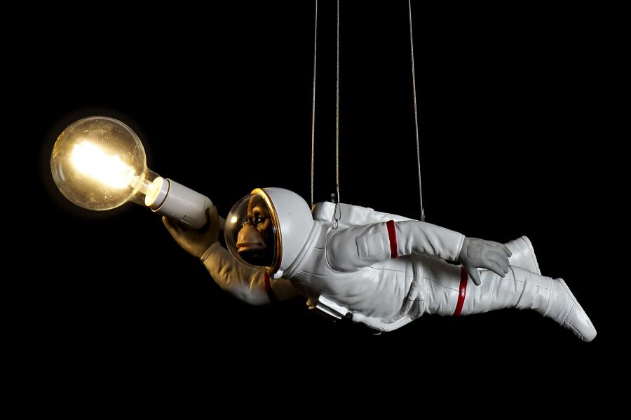 Lampara Techo Resina 46X14_5X20 Astronaut 2 Surt.